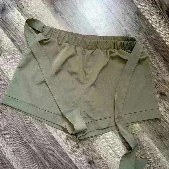 Woman's Shorts - Picture 2 of 3